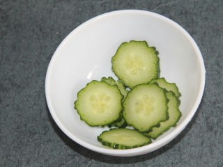 11、开放式鸡肉三明治,切好黄瓜片