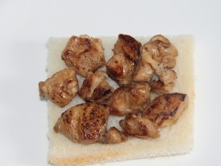 16、开放式鸡肉三明治,土司去掉边，不去也可，摆上鸡肉