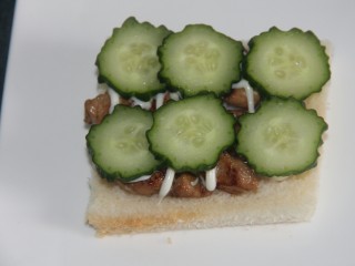 18、开放式鸡肉三明治,铺上黄瓜片