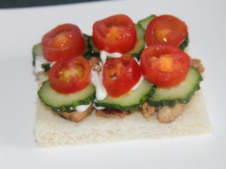 20、开放式鸡肉三明治,摆上圣女果片