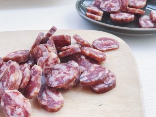 2、腊肠煎饼果子,食材处理:腊肠切成薄片