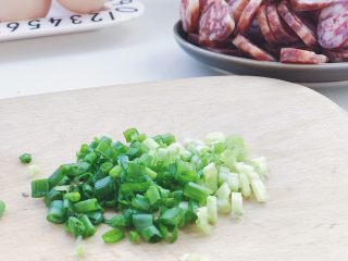 3、腊肠煎饼果子,小葱切段