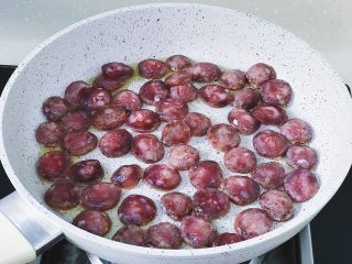 11、腊肠煎饼果子,倒入切好的腊肠