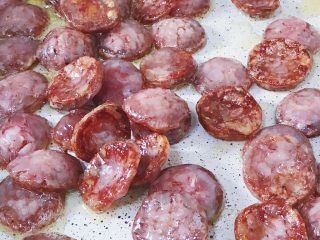 12、腊肠煎饼果子,煎熟即可(喜欢焦一点的可以延长时间)