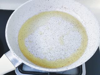 13、腊肠煎饼果子,煎完腊肠之后的油不要倒掉