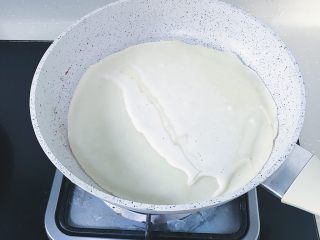 14、腊肠煎饼果子,缓缓倒入面糊 (全程小火)