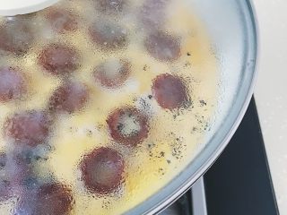 18、腊肠煎饼果子,盖上锅盖小火焖煮两分钟