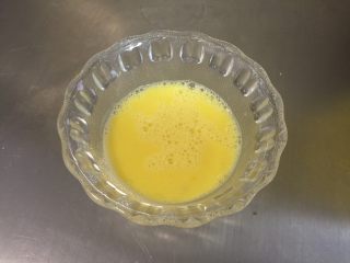 2、甜甜圈饼干,鸡蛋打散备用。