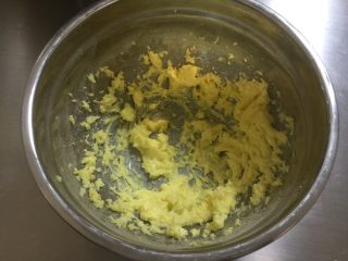 3、甜甜圈饼干,软化的黄油加入糖粉和盐打至蓬松。