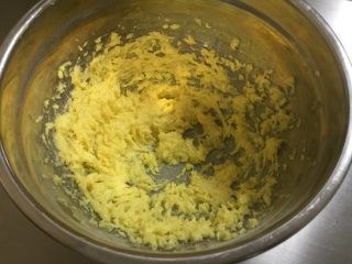 4、甜甜圈饼干,加入鸡蛋液打至融合。