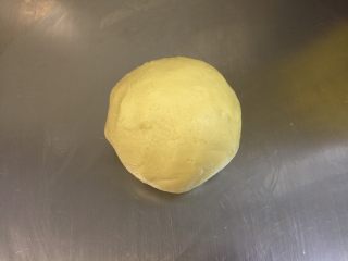 5、甜甜圈饼干,筛入低筋面粉拌成面团放入保鲜袋冷藏1小时。
