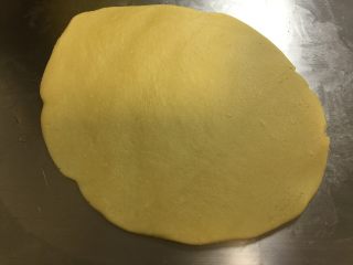 6、甜甜圈饼干,取出面团擀成大薄片。