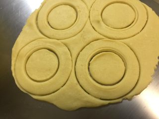 7、甜甜圈饼干,用甜甜圈模具压出甜甜圈形状，没有模具的可以用瓶子或其他圆形的东西压出甜甜圈形状。