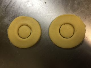 8、甜甜圈饼干,去掉多余部分，再次擀大片压甜甜圈形状，直到用光所有面团。