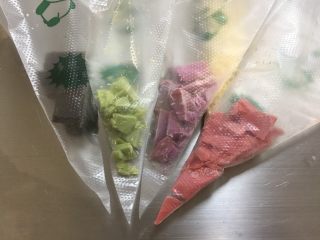 11、甜甜圈饼干,巧克力切碎装入裱花袋放入40度的烤箱内溶化。