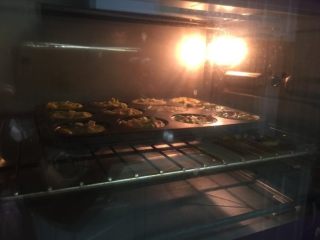 10、甜甜圈饼干,烤箱175度预热5分钟，中层烤17分钟。