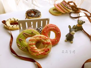 13、甜甜圈饼干,根据自己喜欢的样子装饰即可。