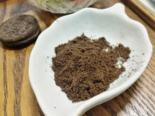 2、甜香润滑的奥利奥双皮奶教程,把奥利奥夹心部分去掉，这样研磨的时候不会粘腻，用手动研磨器把饼干研磨碎碎的，这样口感很细腻。