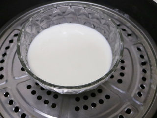 3、甜香润滑的奥利奥双皮奶教程,将200克牛奶倒入碗中在蒸锅中煮沸，煮沸后盛到模具中备用，一定要选取全脂牛奶哦!