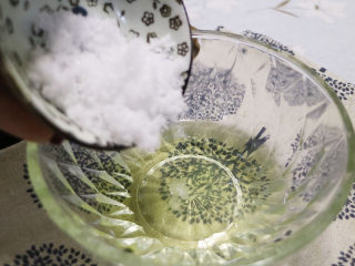 4、甜香润滑的奥利奥双皮奶教程,碗内打入1个鸡蛋清和适量白砂糖。