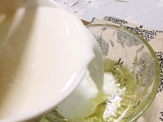 5、甜香润滑的奥利奥双皮奶教程,将热牛奶沿着模具边缘慢慢倒进碗内，留下第一层奶皮在模具最底层备用，将碗内混合物搅拌均匀。