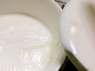 6、甜香润滑的奥利奥双皮奶教程,将混合好的液体重新从碗中倒入模具，撇去表层泡沫，放入蒸锅小火蒸20分钟，表面形成第二层奶皮。