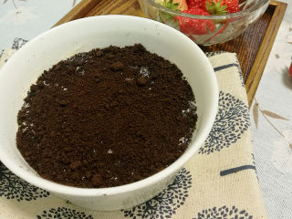 7、甜香润滑的奥利奥双皮奶教程,蒸好的双皮奶表面撒一层奥利奥碎，奥利奥可以用研磨器磨碎如果没有的可以将饼干装入干净的保鲜袋中用擀面杖压碎。