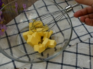 1、小花曲奇,将黄油室温软化