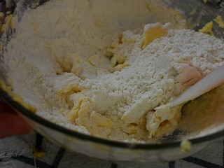 12、小花曲奇,用橡皮刮刀翻拌均匀