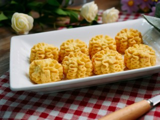 15、小花曲奇,烤箱130度烤30分钟左右即可。酥到掉渣渣