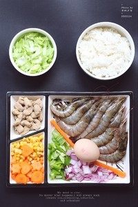 1、老干妈炒饭壕,这是所有的食材，牛肉粒我直接用的荷美尔牛肉粒，很嫩，调味很喜欢，有一点黑胡椒味，也可以做披萨，超方便啊！如果你没有这么多食材也没事，冰箱里有什么用什么，但一定不能没有老干妈，这可是炒饭壕的灵魂之所在啊~~