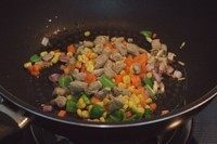 7、老干妈炒饭壕,除了虾仁，倒入其他的食材翻炒。