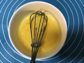 1、酥掉渣的桃酥,鸡蛋全蛋用手动打蛋器打散，分一部分出来待用。