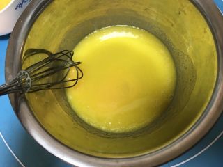 3、酥掉渣的桃酥,软化好的黄油加入一半蛋液搅拌均匀。