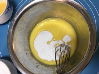 4、酥掉渣的桃酥,继续加入1g盐、60g白砂糖，搅拌均匀。