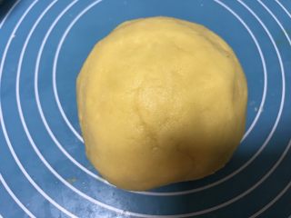 6、酥掉渣的桃酥,揉成光滑的面团。
