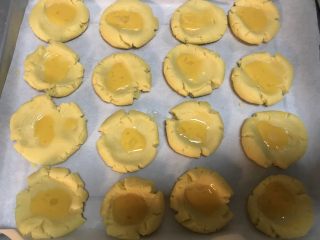 9、酥掉渣的桃酥,剩下来的一半蛋液，刷到中间压扁的地方。