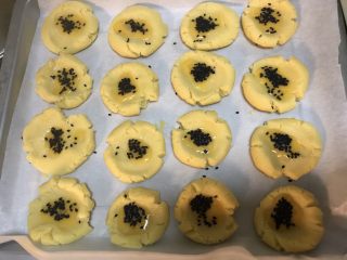 10、酥掉渣的桃酥,最后撒点黑芝麻。