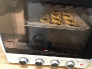 11、酥掉渣的桃酥,放入烤箱，180度上下双管，烤20分钟左右即可。