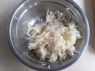 2、藕饼,用刨丝器刨成细丝