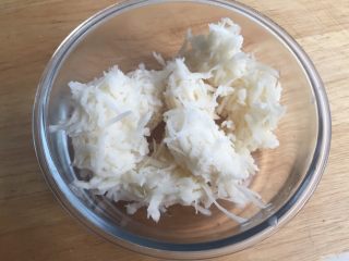 3、藕饼,直接用手挤干水分。(用点力噢,水分挤干一点好成型)