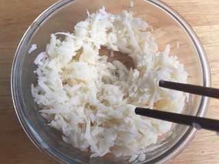 4、藕饼,加入蛋清和盐拌匀