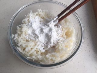 5、藕饼,加入面粉也拌匀