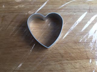 6、藕饼,砧板铺上保鲜膜,准备一个饼干模型(没有模具的直接取适量揉成圆球压扁即可,做成圆形)