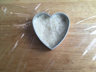 7、藕饼,取适量调好的藕丝放入模具,压扁。高度是此模具的2/3,大概0.7--0.8cm这样