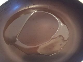 9、藕饼,平底锅放适量油,烧热(开始煎时建议中火以下哦)