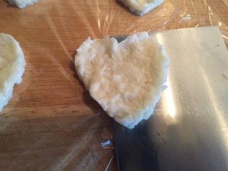 10、藕饼,用刀铲起,铲到锅里