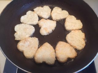 12、藕饼,底下有点固定了就可以翻面,使油沾到两面。