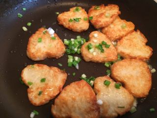 15、藕饼,加入葱末,十秒后出锅。葱香四溢,你闻到了吗?