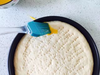 7、榴莲披萨,饼皮边上刷上全蛋液